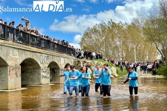 Alaraz vive entre bailes y vivas el esperado paso de los quintos por el rio y su tradicional romería el Lunes de Aguas