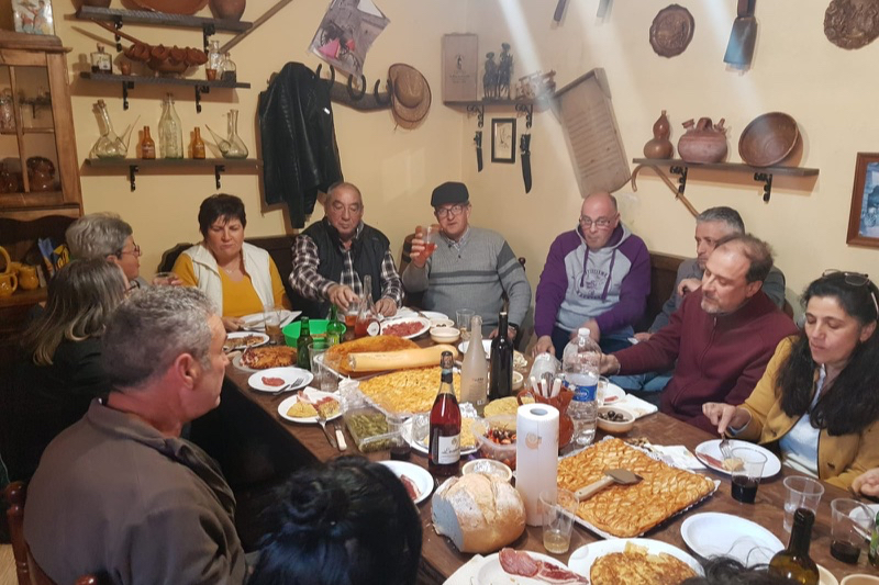El lunes de aguas llega literal, llevando bajo techo las divertidas meriendas y reuniones protagonistas del día