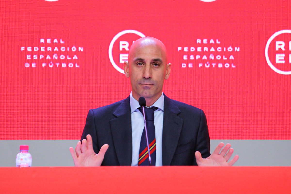 Rubiales llega a España desde República Dominicana y abandona Barajas detenido