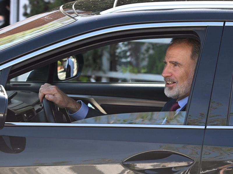 El rey Felipe llega a la clínica Ruber para visitar a su madre