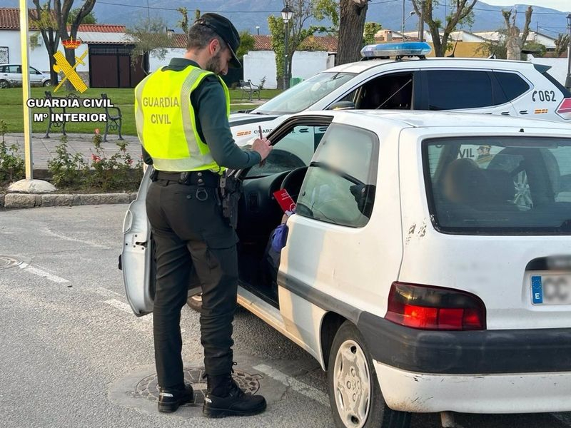 Detenido un padre cuando iba de copiloto en un coche conducido por su hijo de 13 años en Cáceres