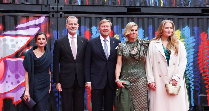 Los reyes acaban su visita a los Países Bajos en el Museo Straat de Ámsterdam