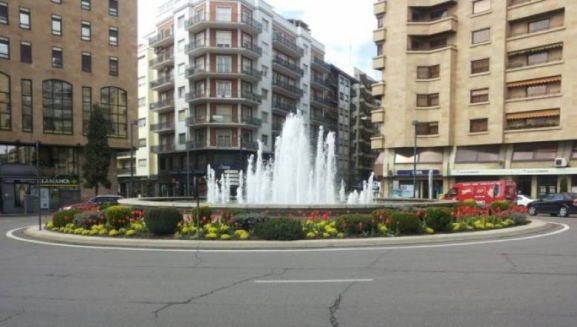 La fuente de la Puerta Zamora se ilumina el miércoles de blanco, azul y rosa por esta razón