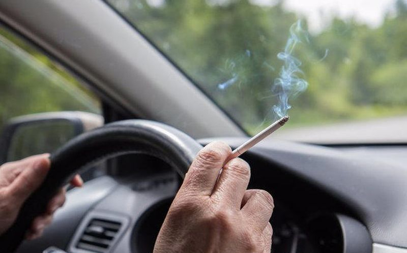 ¿Se podrá fumar en el coche? Esto es lo que dice la la versión definitiva del Plan Antitabaco