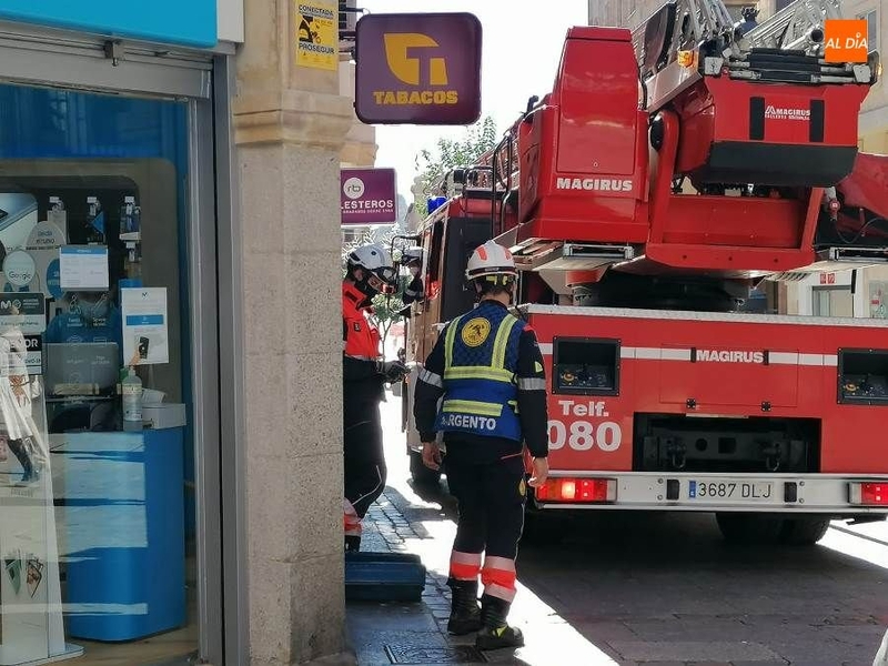 Los bomberos rescatan a un hombre subido a un tejado de Pizarrales