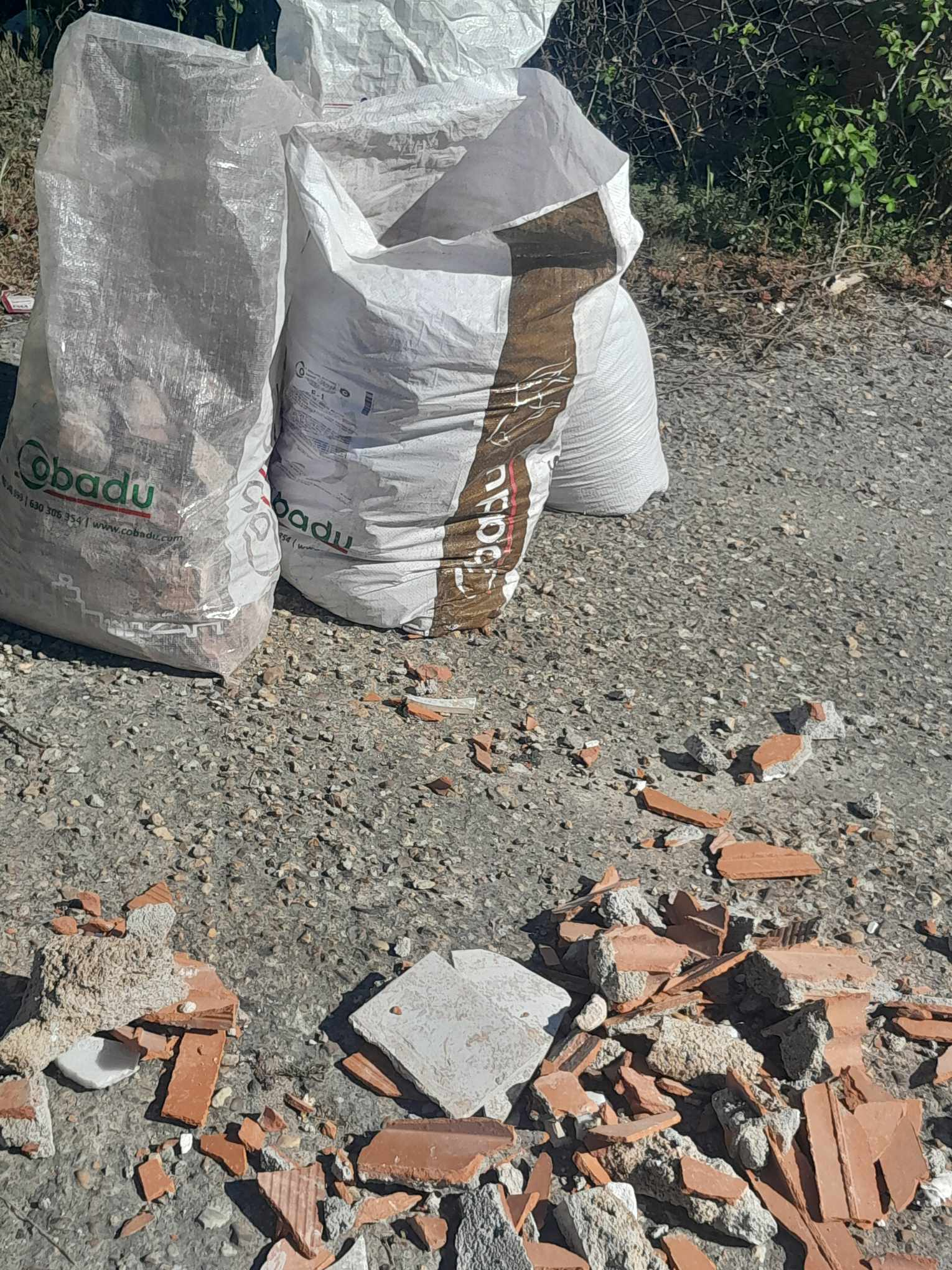 Denuncian la aparición de nuevos escombros junto a contenedores