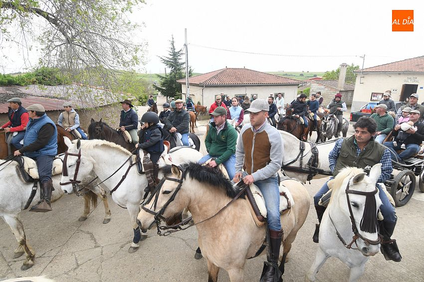 Medio centenar de personas toma parte en el estreno de la ‘1ª Ruta a Caballo Siega Verde’