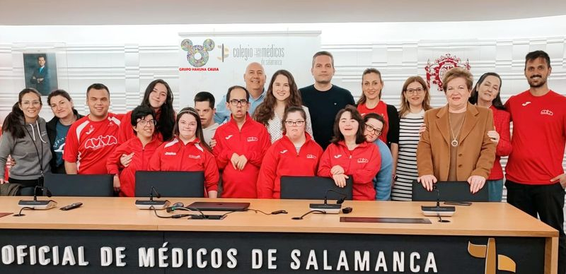El grupo de médicos artistas y músicos Hakuna recauda más de 4.400 euros para AVIVA y ASCOL