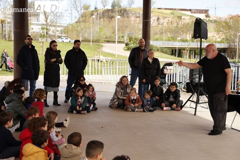 Pequeños y mayores disfrutan los juegos populares y obras de teatro previos al Lunes de Aguas