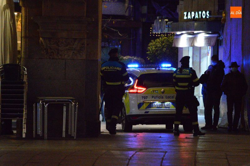 El conductor de un patinete eléctrico, herido tras colisionar contra un turismo