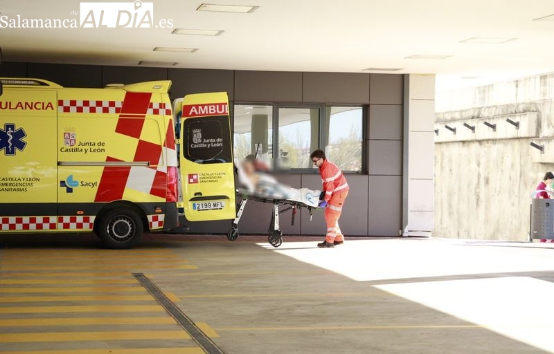 Tres jóvenes evacuados en ambulancia tras un choque de dos vehículos en Parada de Rubiales