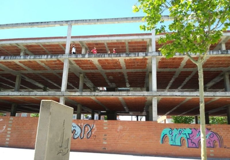 Los vecinos del Zurguén piden al Ayuntamiento que compre el edificio abandonado de la plaza de la Valmuza
