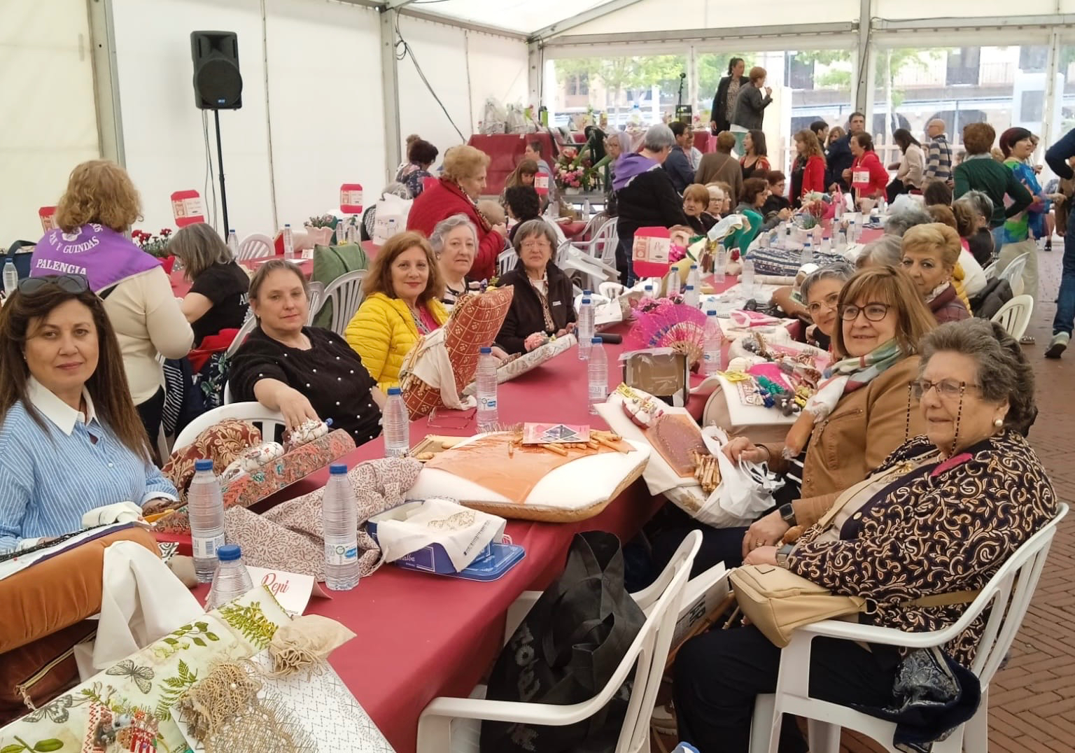 Las encajeras peñarandinas sorprenden con su proceso artesano en la 3ª Feria Multilabores de Medina del Campo