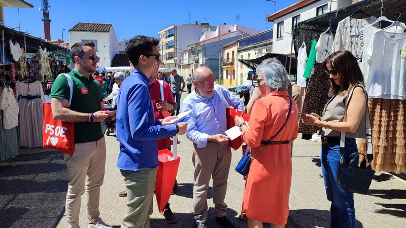El PSOE aprovecha el mercadillo de Vitigudino para hacer campaña de las europeas