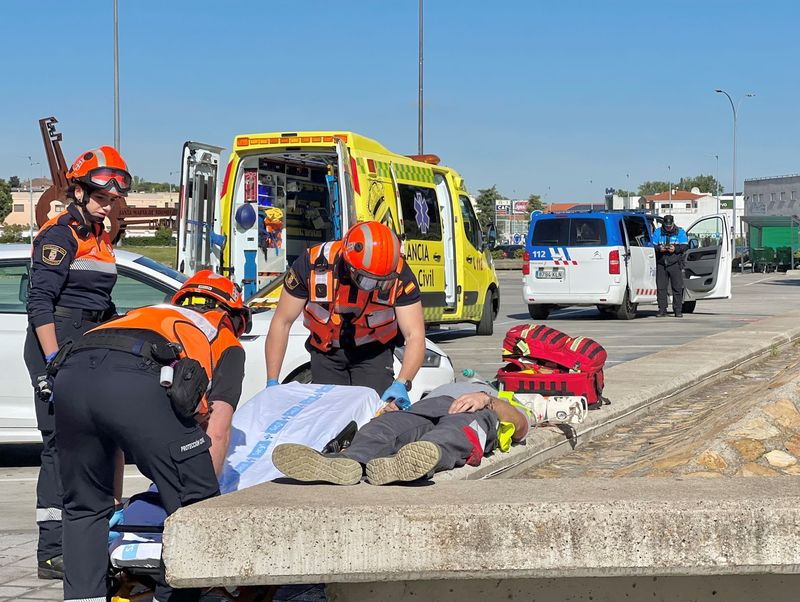 Importante despliegue de policías, sanitarios y bomberos en el Centro Comercial El Tormes