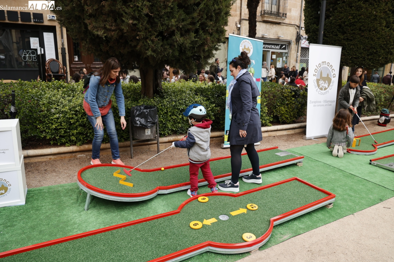 Salamanca Golf presume de su Escuela y llama la atención en la plaza de la Libertad con unos hoyos de minigolf