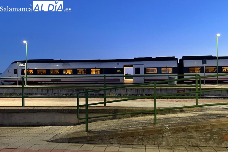 La avería de un tren en Peñaranda genera grandes retrasos y afecta a multitud de viajeros en Ávila