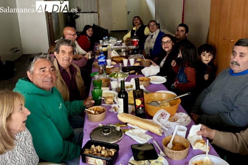 Más de 600 platos de patatas meneás para celebrar a San Isidro en Cantalpino