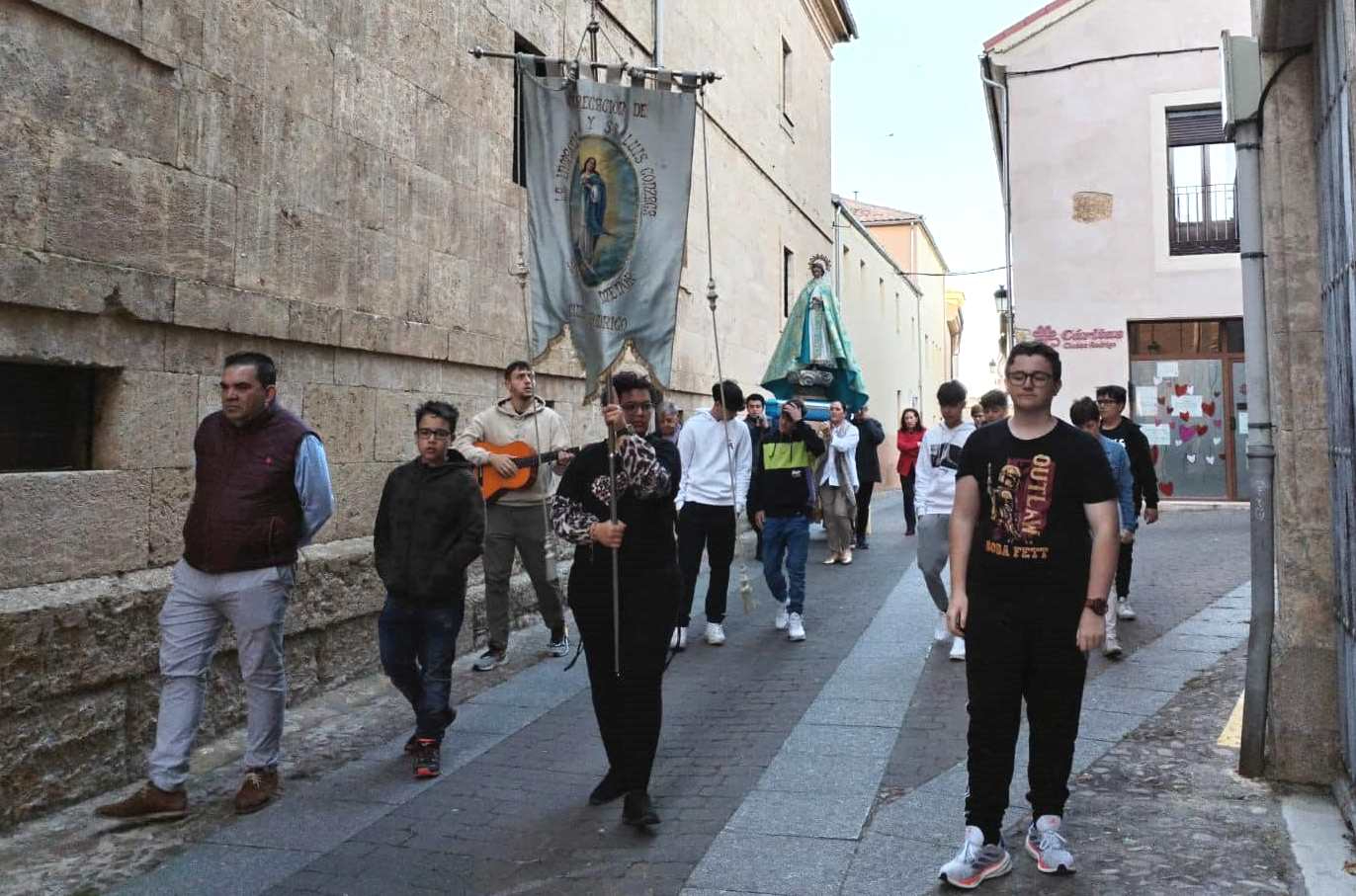 El Seminario despide mayo con su propio Rosario de la Aurora callejero