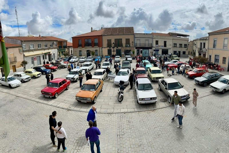 Vecinos y visitantes llenan las calles de Cantalpino para vivir la I Concentración de vehículos clásicos