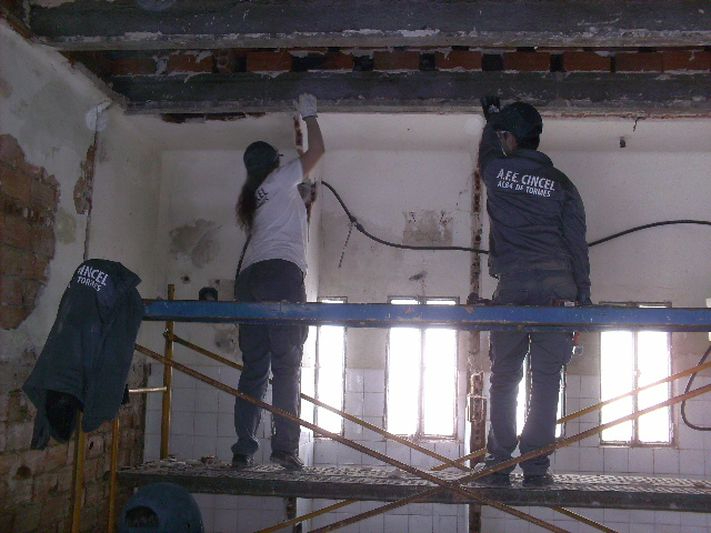 Las antiguas escuelas de Torrejón de Alba comienzan a transformarse en un centro polivalente