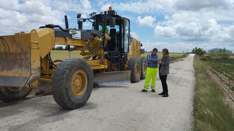 El Ayuntamiento de Santa Marta nivela y desbroza cerca de una docena de caminos