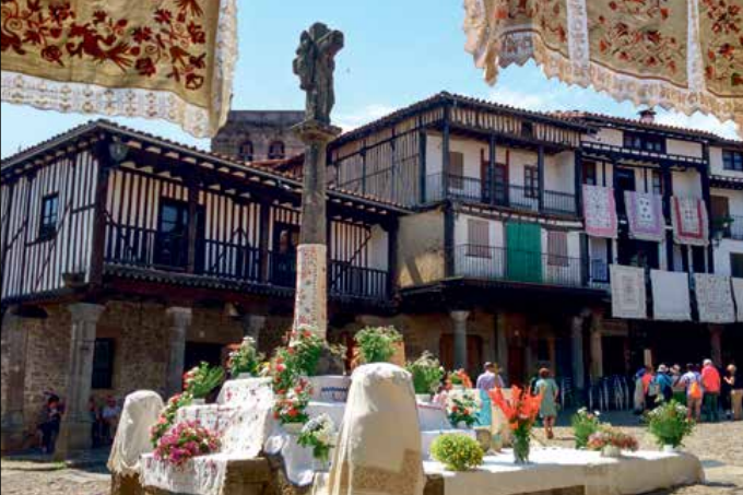 Las calles de La Alberca se engalanan para celebrar el Corpus Christi