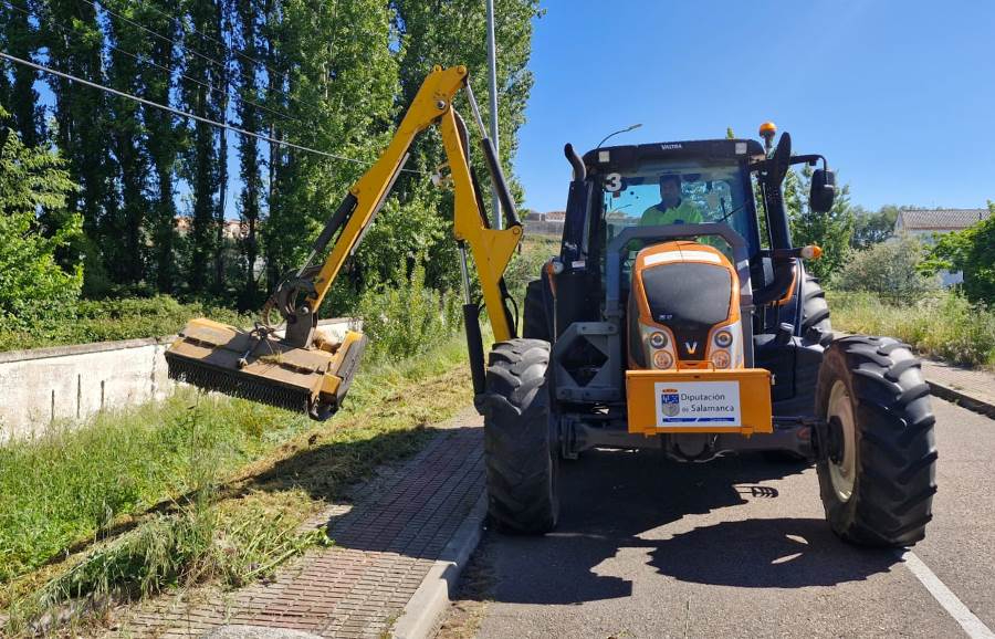 Adecentados con maquinaria de la Diputación los márgenes de varias vías