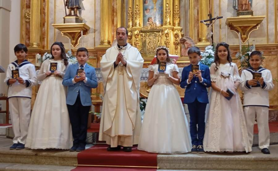 Siete niñ@s comulgan en la Parroquia de San Cristóbal
