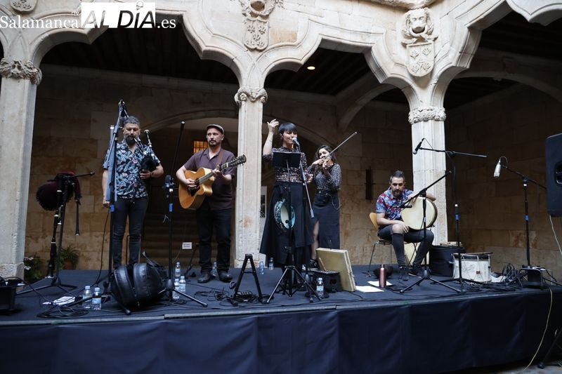 Folk On Crest revoluciona al público del patio de las Conchas con su música de raíz