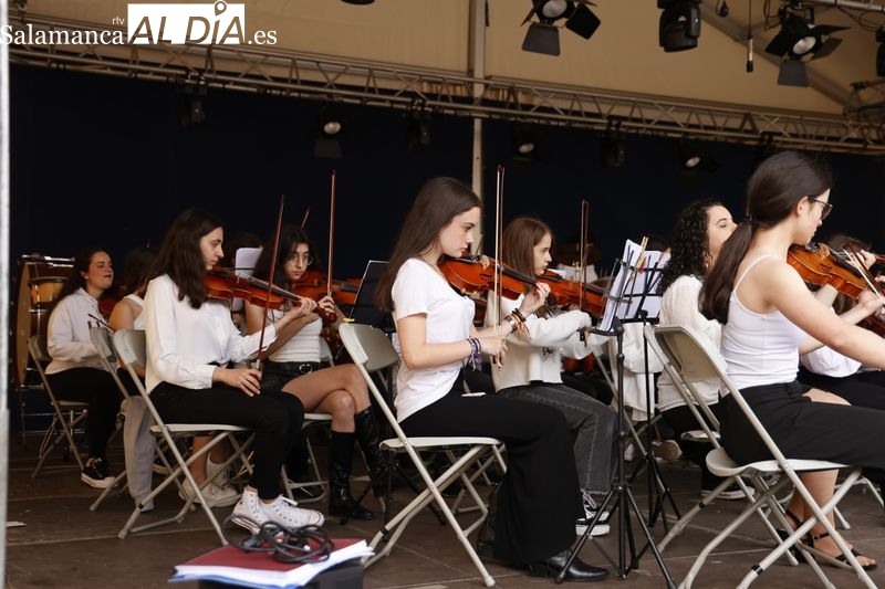 La Escuela Municipal de Música y Danza de Salamanca alegra la Plaza Mayor