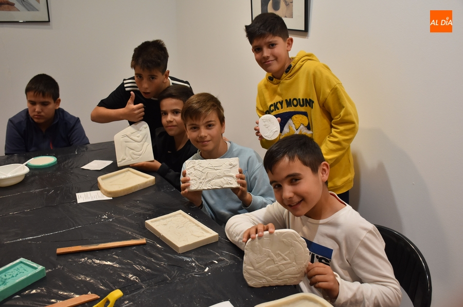 Alumnos de San Francisco y el IES Tierra crean piezas de escayola de la mano de la Escuela de Adultos