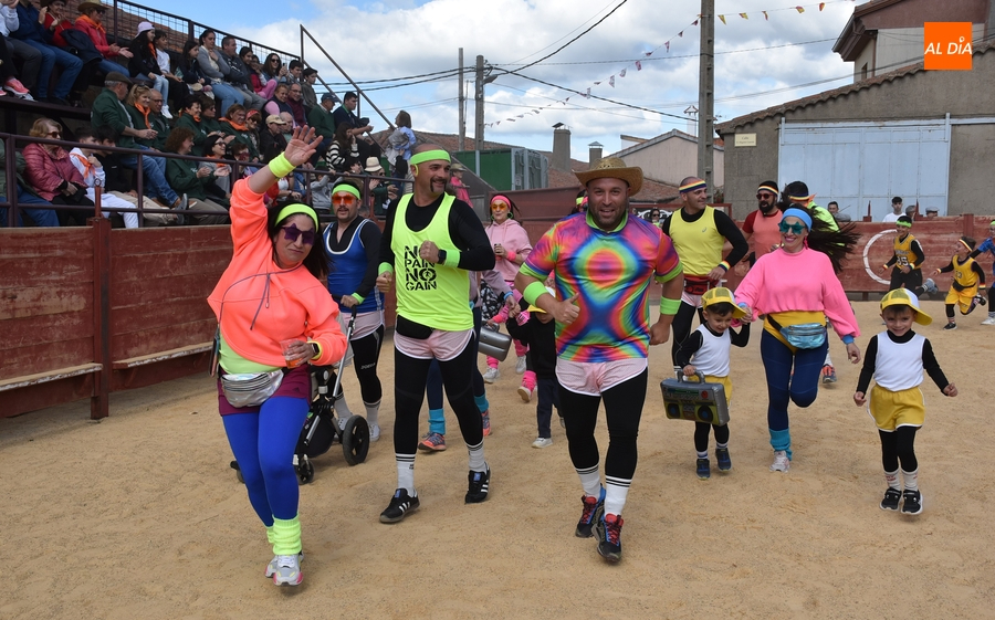 Colorido concurso de disfraces en Cabrillas en el que se declaró a todos como ganadores