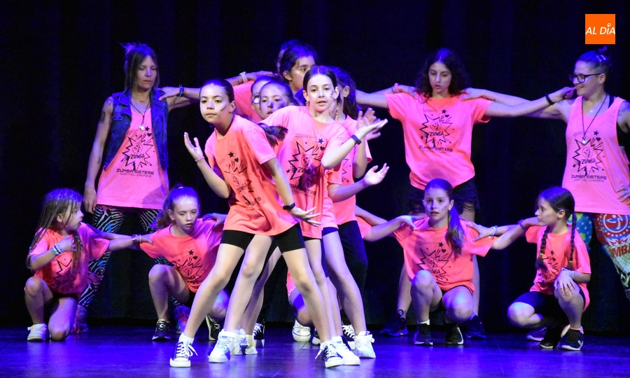 Arranca el carrusel de espectáculos de fin de curso con zumba, sevillanas y música coral