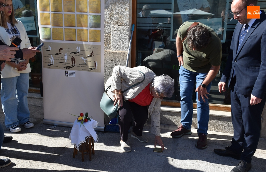 Instalada en la Plaza Mayor la Stolperstein en recuerdo de Tomás Calleja Juanes