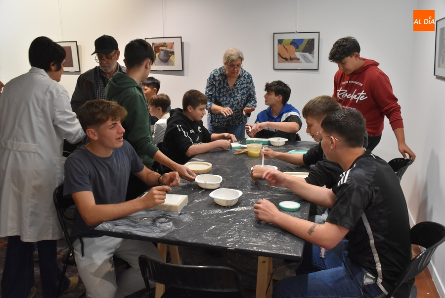 Completados los talleres para escolares al hilo de la exposición de los alumnos de Cerámica