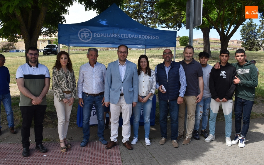 El mercadillo sabatino se amplía con los stands electorales de PP y PSOE