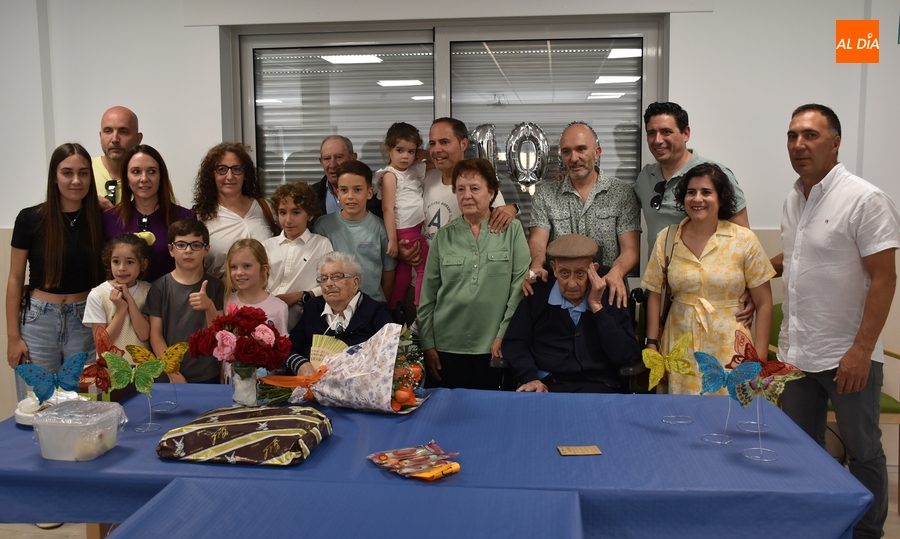 Joaquina Martín Barbero sopla las velas por sus 100 años rodeada de su familia