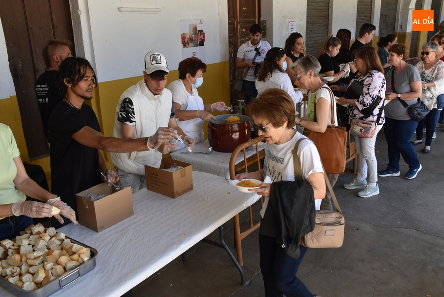 Cerca de medio millar de comensales degusta las patatas meneás de la Semana de la Caridad