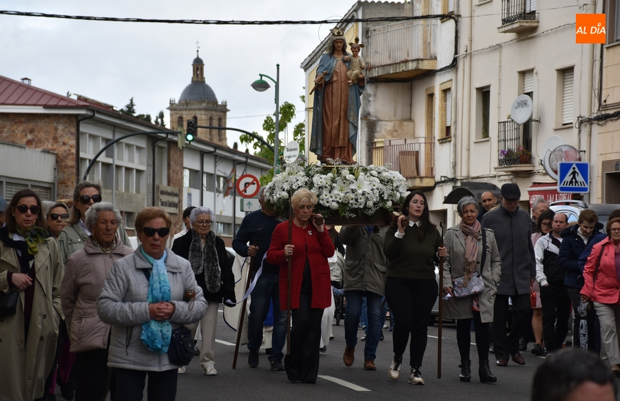 El cielo respeta el tránsito de la Virgen de los Remedios por las calles de San Cristóbal