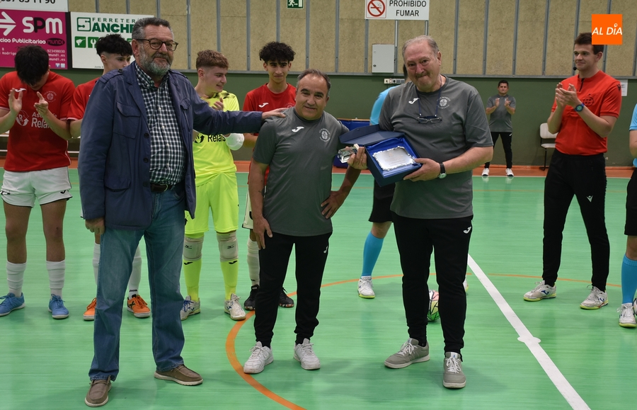 José Manuel Ballesteros se despide del III Columnas tras casi 30 años en el Club