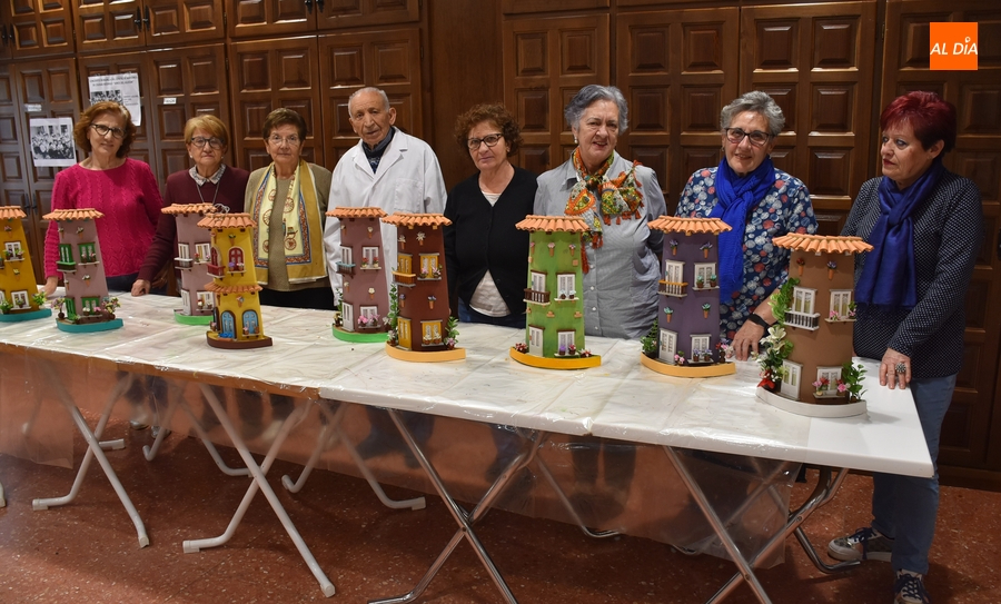 Las alumnas de Manualidades del Centro de Mayores culminan la decoración de unas tejas