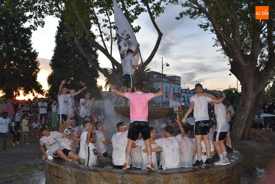 Miróbriga festeja por todo lo alto el ascenso y el 1º título de Liga del Ciudad Rodrigo CF