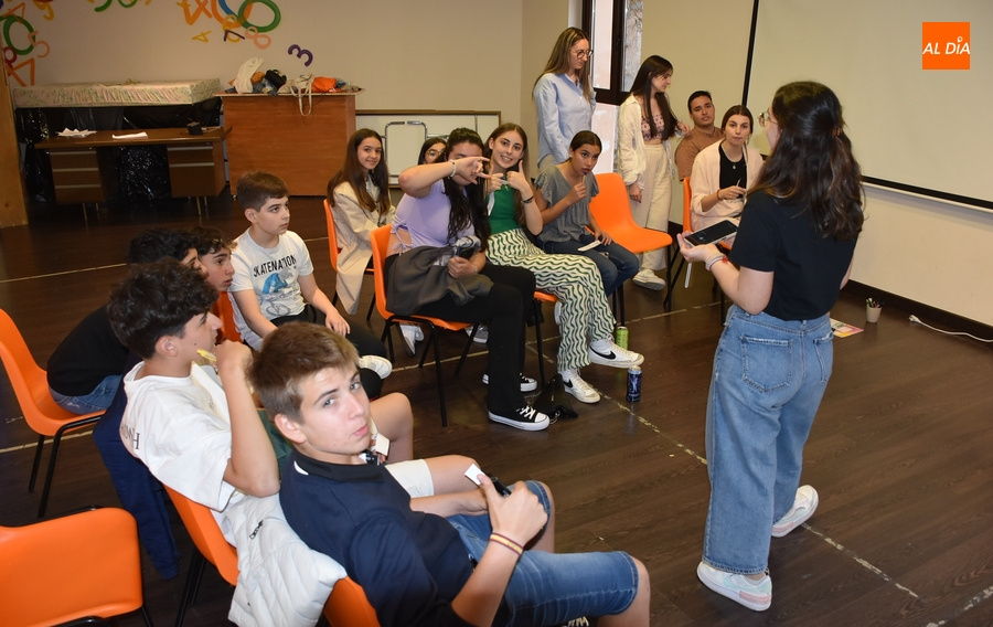 Un grupo de jóvenes sigue en el Centro Joven el controvertido Festival de Eurovisión 2024