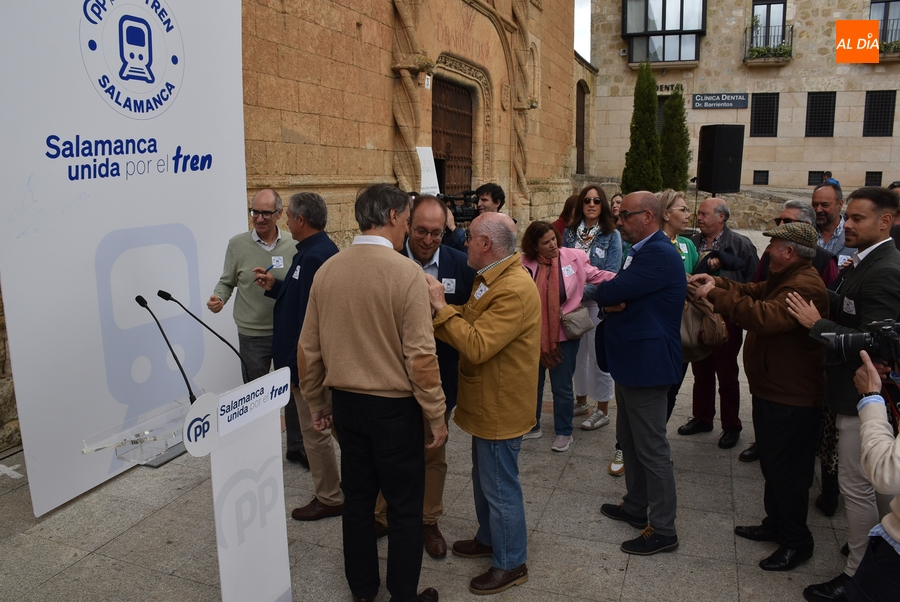 Vox crítica al PP por utilizar el tren para convocar un mitin encubierto