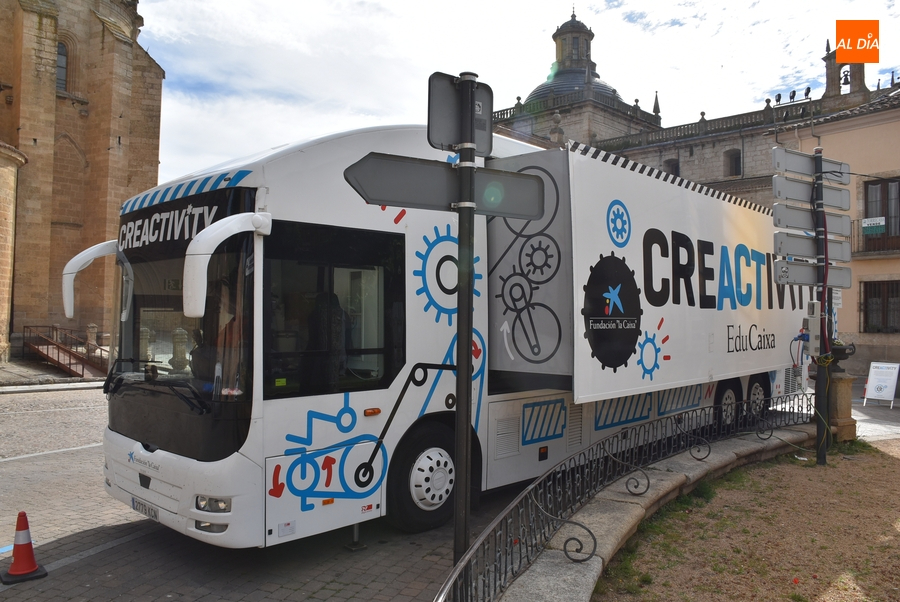 Escolares mirobrigenses se adentran en el autobús Creactivity de La Caixa