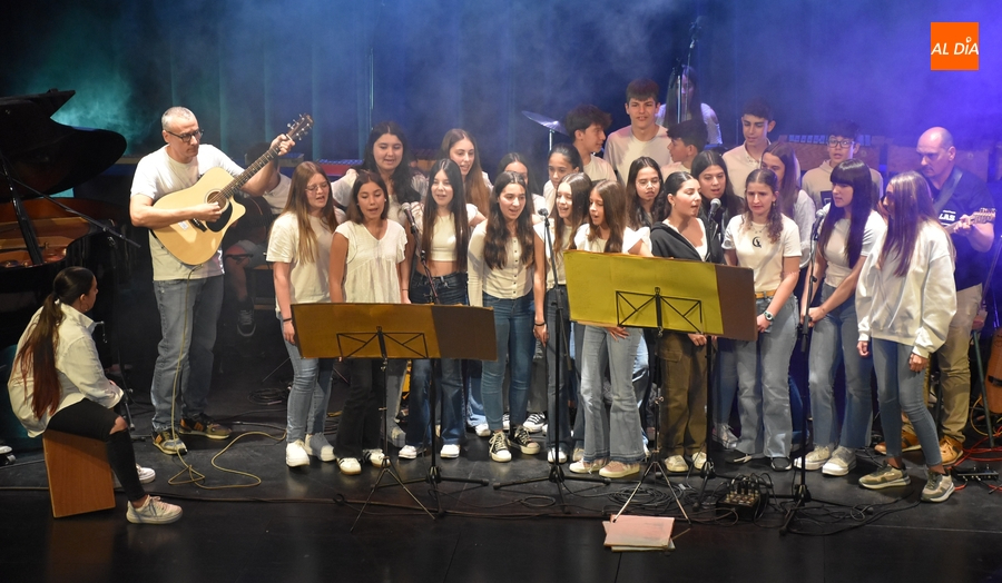 El IES Tierra alcanza el cénit de su ‘Gira musical 23/24’ sobre las tablas del Teatro Nuevo 