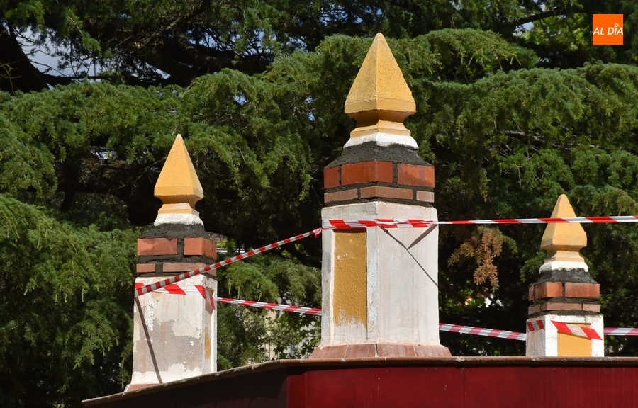 Recrecidos los pilares de la terraza del templete de La Glorieta