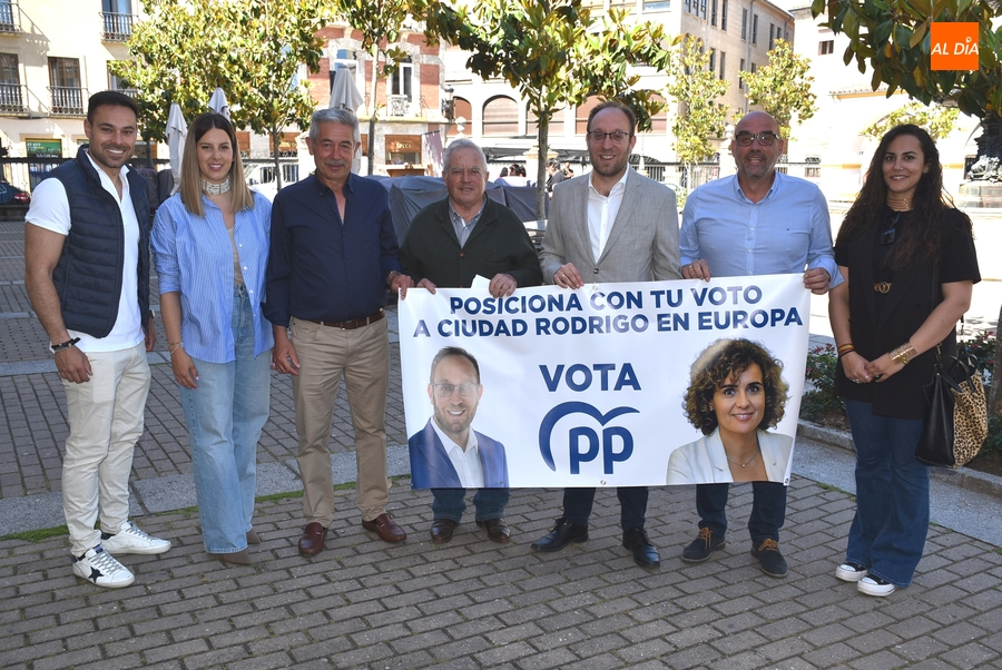 El PP estrena una pancarta en su visita electoral al Mercado de los Martes