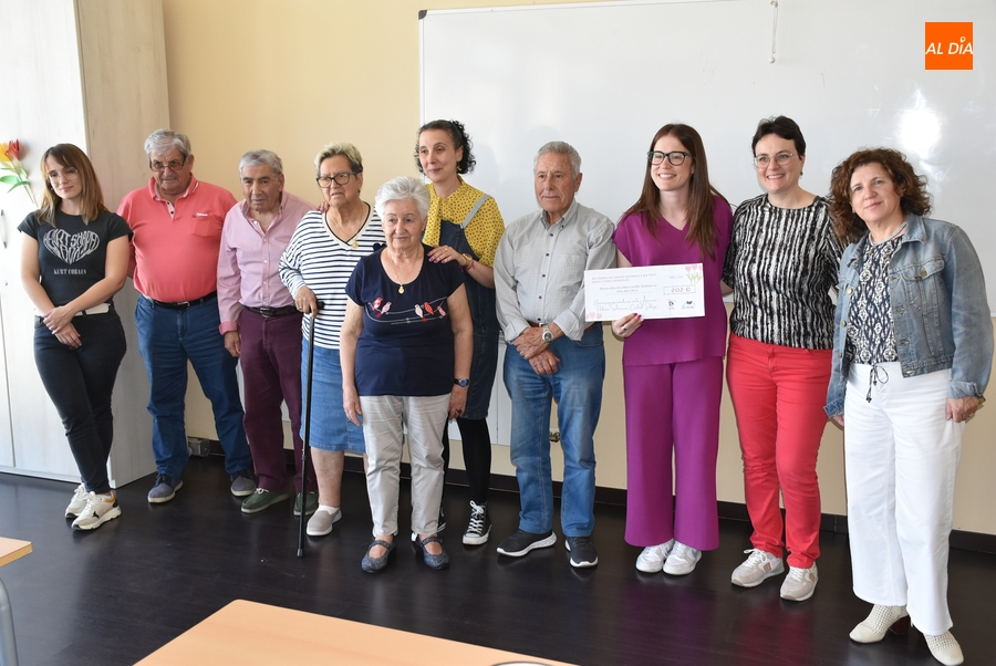 Los IES mirobrigenses entregan a la Asociación de Parkinson lo recaudado en la Feria del Libro